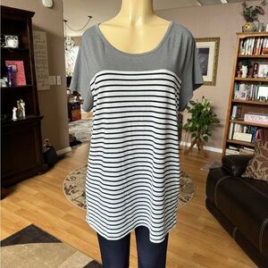 Frankie & Johnny gray, black & white short sleeve top-size L